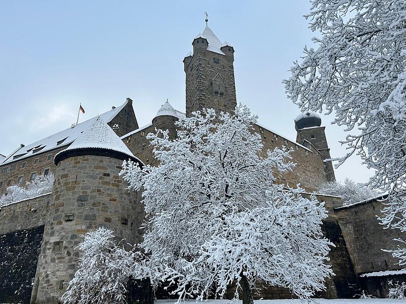 Spaziergang durch den verschneiten Hofgarten in Coburg