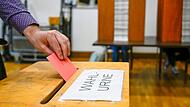 Im Würzburger Rathaus hat die Stadt eigene Wahlkabinen aufgestellt, damit Briefwähler vor Ort abstimmen können. Diese Möglichkeit besteht bis Freitag, 18 Uhr.