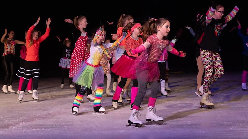 Zu Hits von ABBA und Prince kurvten Nachwuchseiskunstläufer in Höchstadt über das Eis. Zu Hits von ABBA und Prince kurvten Nachwuchseiskunstläufer in Höchstadt über das Eis.