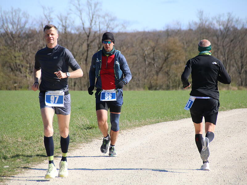 Strahlender Sonnenschein, aber nur niedrige Plusgrade erwartete die L&auml;ufer beim 19. Obermain-Marathon rund um Bad Staffelstein. Die Marathon-Strecke f&uuml;hrte wieder an den beiden Wahrzeichen der Kurstadt, dem Kloster Banz und der Basilika Vierzehnheiligen vorbei.