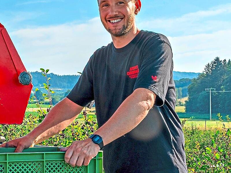 Lukas Schmitt steht auf der der Erntemaschine. Lukas Schmitt steht auf der der Erntemaschine.
