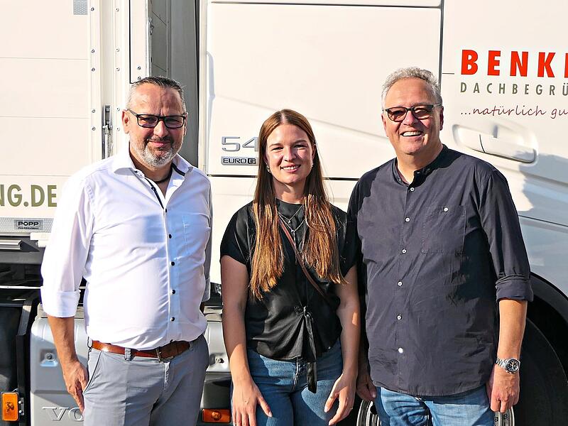 Haßfurts Dritter Bürgermeister Michael Spies (links) gratulier Volker Benkert und seiner Tochter Karla Benkert. Haßfurts Dritter Bürgermeister Michael Spies (links) gratulier Volker Benkert und seiner Tochter Karla Benkert.