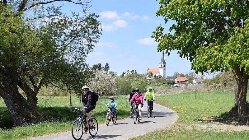 Stolz ist der Landkreis Schweinfurt auf sein Radwegenetz, wie hier auf den Wern-Radweg bei Pfersdorf. Doch im Westen, in der Gemeinde Wasserlosen, sind keine speziellen Trassen für Radfahrende geplant. Das missfällt Hans Bauer aus Burghausen, der ...