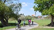 Stolz ist der Landkreis Schweinfurt auf sein Radwegenetz, wie hier auf den Wern-Radweg bei Pfersdorf. Doch im Westen, in der Gemeinde Wasserlosen, sind keine speziellen Trassen für Radfahrende geplant. Das missfällt Hans Bauer aus Burghausen, der ...