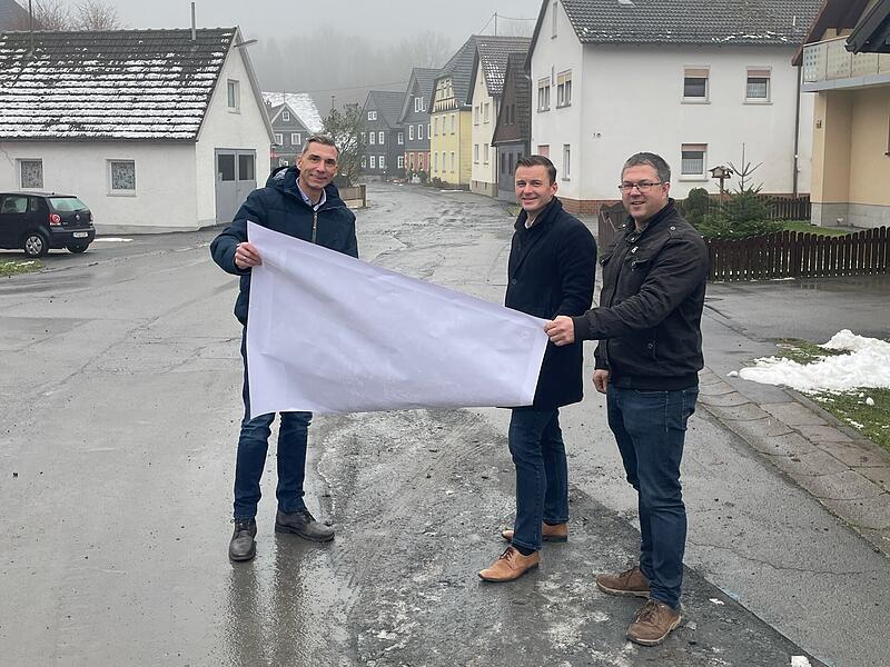 Markt Pressig bringt Welitsch im Straßenbau voran Udo Madewitz (HTS-Plan Kronach), Bürgermeister Stefan Heinlein und Bauamtsleiter Andreas Schorn besichtigen die Baustelle.