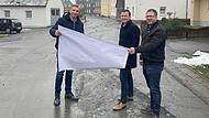 Udo Madewitz (HTS-Plan Kronach), Bürgermeister Stefan Heinlein und Bauamtsleiter Andreas Schorn besichtigen die Baustelle.