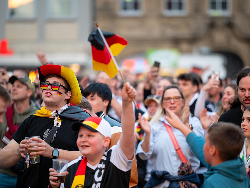 EM 2024: Auftaktspiel Deutschland vs Schottland - Die sch&ouml;nsten Fotos vom Public-Viewing am MaxplatzEM 2024: Auftaktspiel Deutschland vs Schottland - Die sch&ouml;nsten Fotos vom Public-Viewing am Maxplatz