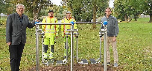 Bürgermeister Bernhard Ruß, Christian Stern, Michael Neeb und Matthias Zink (von links) hoffen auf einige sonnige Herbsttage, damit die Neuanschaffungen in Sand am Main gleich getestet werden können.