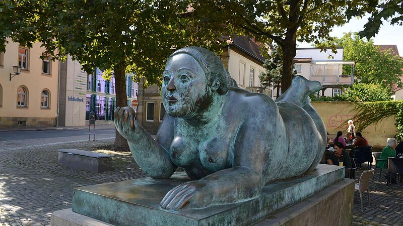 Entspannt, nackt und ganz bei sich selbst: So präsentiert sich Boteros "Liegende" auf dem Heumarkt.