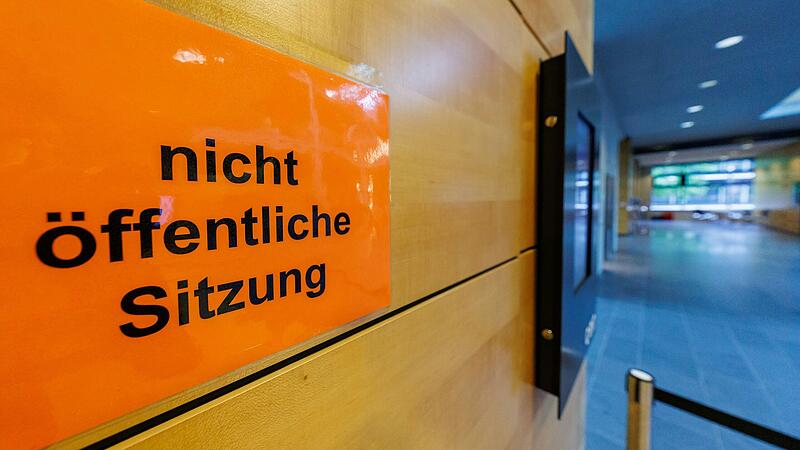 Der Prozess zum Mord von Wiesenfeld am Landgericht Würzburg läuft unter Ausschluss der Öffentlichkeit. Aufgrund des großen öffentlichen Interesses ist Pressevertretern jedoch - unter strengen Auflagen - die Teilnahme erlaubt. Der Prozess zum Mord von Wiesenfeld am Landgericht Würzburg läuft unter Ausschluss der Öffentlichkeit. Aufgrund des großen öffentlichen Interesses ist Pressevertretern jedoch - unter strengen Auflagen - die Teilnahme erlaubt.