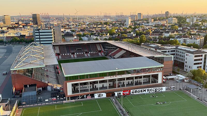 Blick vom Flakbunker St. Pauli auf das Millerntor-Stadion