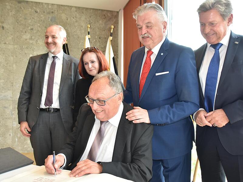 Wie die weiteren Geehrten auch trug sich Dieter Schaar in das Goldene Buch des Landkreises ein. Unser Bild zeigt (von links) J&ouml;rg Kunstmann, Christina Flauder, Landrat Klaus Peter S&ouml;llner und MdL Rainer Ludwig.