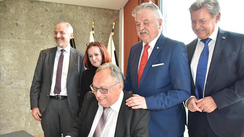 Wie die weiteren Geehrten auch trug sich Dieter Schaar in das Goldene Buch des Landkreises ein. Unser Bild zeigt (von links) J&ouml;rg Kunstmann, Christina Flauder, Landrat Klaus Peter S&ouml;llner und MdL Rainer Ludwig.