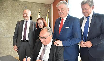 Wie die weiteren Geehrten auch trug sich Dieter Schaar in das Goldene Buch des Landkreises ein. Unser Bild zeigt (von links) J&ouml;rg Kunstmann, Christina Flauder, Landrat Klaus Peter S&ouml;llner und MdL Rainer Ludwig.