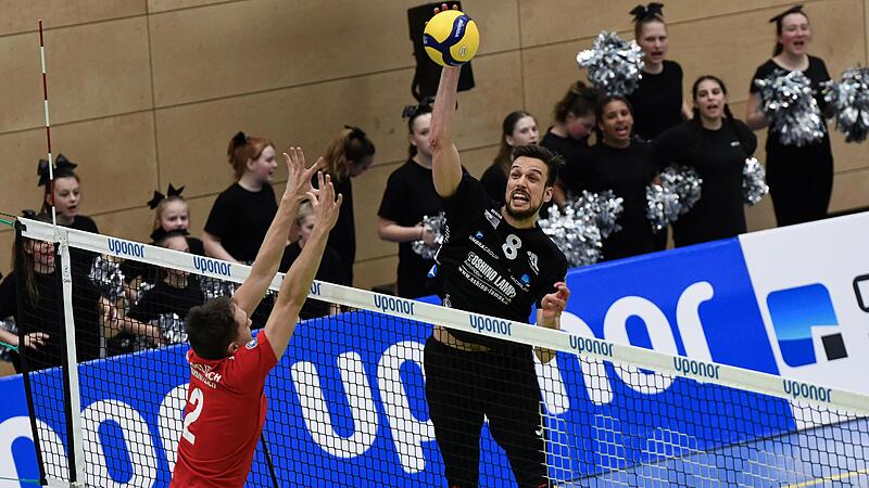 Diagonalspieler Janis Hopt, hier bei einem Schmetterball, sorgte mit einer Aufschlagserie für den Gewinn des umkämpften dritten Satzes. Diagonalspieler Janis Hopt, hier bei einem Schmetterball, sorgte mit einer Aufschlagserie für den Gewinn des umkämpften dritten Satzes.