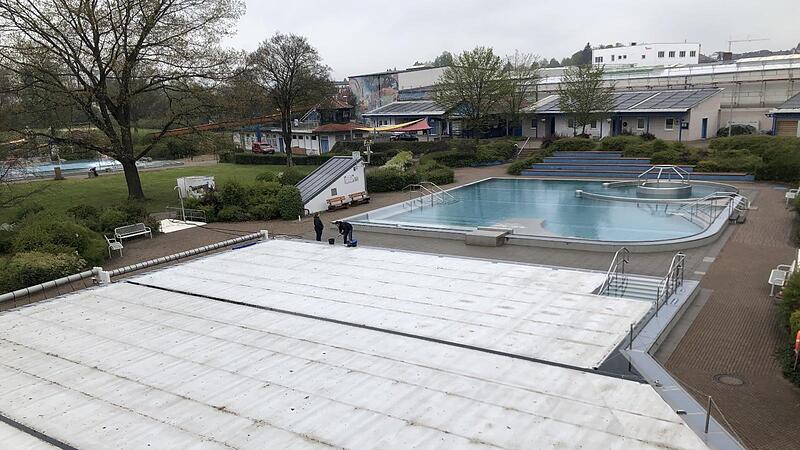 Das große Schwimmerbecken ist derzeit noch mit einer überdimensionalen Plane bedeckt, im Hintergrund wurden auf den Dächern der Großteil der neuen Solarplatten bereits montiert. Die neuen Absorber sorgen für eine umweltfreundliche Erwärmung des Wa...