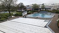 Das große Schwimmerbecken ist derzeit noch mit einer überdimensionalen Plane bedeckt, im Hintergrund wurden auf den Dächern der Großteil der neuen Solarplatten bereits montiert. Die neuen Absorber sorgen für eine umweltfreundliche Erwärmung des Wa...