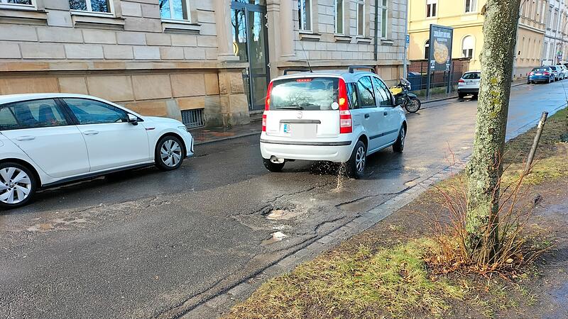 Wie hier am Heinrichsdamm bleiben Schlaglöcher ein Ärgernis auf Bambergs Straßen Wie hier am Heinrichsdamm bleiben Schlaglöcher ein Ärgernis auf Bambergs Straßen.