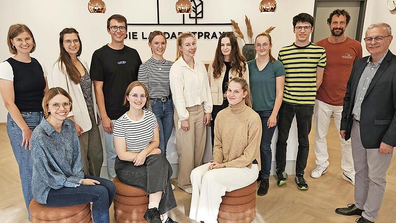 Auftakt zum Blockpraktikum Plus im Landkreis Bad Kissingen (stehend von links): Daniela Schmitt, Johanna Waibl, Jan Brettschneider, Miriam Butter, Jule Brüchmann, Sarah Edelmayer, Svenja Kannt, Felix Boll, Dr. Joachim Hepp und stellvertretender La...