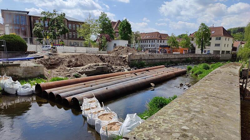 Riesige Rohre liegen in der Kronach, damit dort Fahrzeuge rangieren k&ouml;nnen.