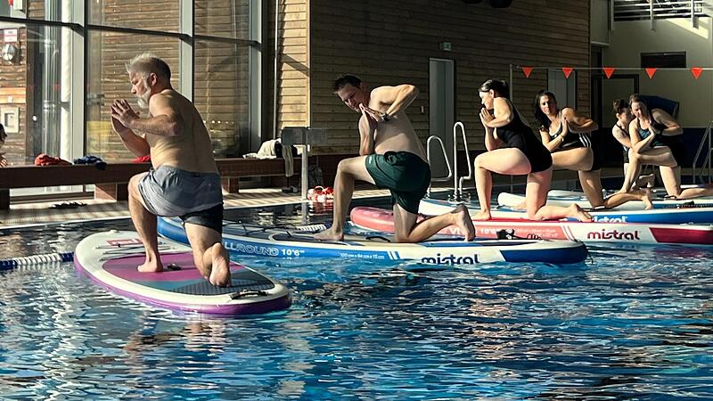 Yoga auf dem Stand-up-Paddleboard - eine Kombination von Entspannung und Wassersport Yoga auf dem Stand-up-Paddleboard - eine Kombination von Entspannung und Wassersport