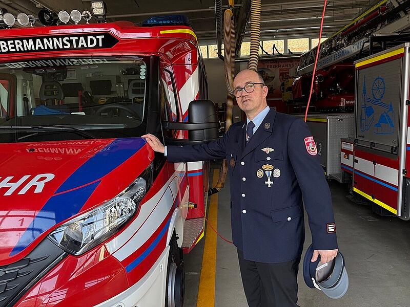 Beim Besuch im neuen Feuerwehrhaus wird deutlich: Der neue Kommandant hat ein Faible für die Dienstfahrzeuge.Forchheim & Fränkische Schweiz Beim Besuch im neuen Feuerwehrhaus wird deutlich: Der neue Kommandant hat ein Faible für die Dienstfahrzeuge.Forchheim & Fränkische Schweiz