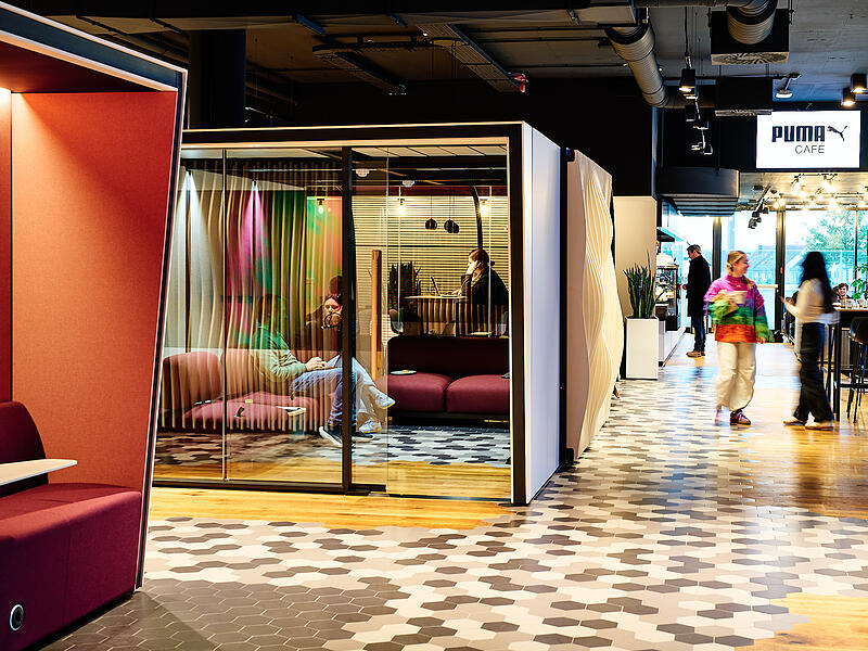 Puma-Café Outlet HerzogenaurachPuma-Café Outlet Herzogenaurach Das Puma Café in der Nähe des Outlets: Die dortigen Co-Working-Spaces können von Mitarbeitern benutzt werden, stehen aber auch allen Besuchern zur Verfügung.