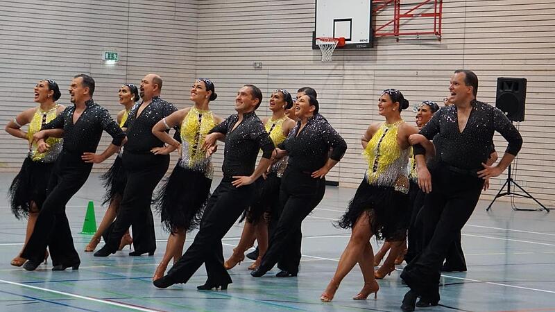 Das in die Regionalliga aufgestiegene A-Team der Tanzsportabteilung des TV Coburg-Ketschendorf steigt mit einer neuen Choreografie und neuen Kleidern in die Turniersaison ein. In Ahorn stellten sich die Tänzerinnen und Tänzer und ihre Show vor.