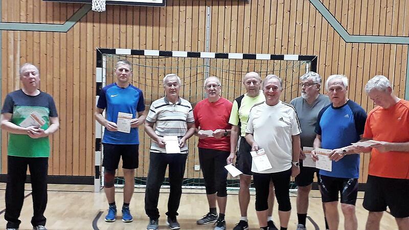 Die erfolgreichen Gold-Senioren des TVU, die das deutsche Sportabzeichen des DOSB in Gold erk&auml;mpft haben; im Bild (von links) Klaus Tkotz, Reinhold Streich, Robert Hempfling, Alfred Klinger, Franz Melzer, Albert Gremer, Uwe Jehder, Hans F&ouml;&szlig;el und Harald Kaiser.