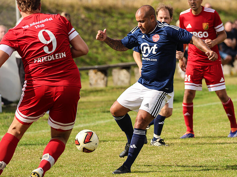 Nordhalbens Spielertrainer Claudio de Jesus Sabino zog die F&auml;den im Mittelfeld.