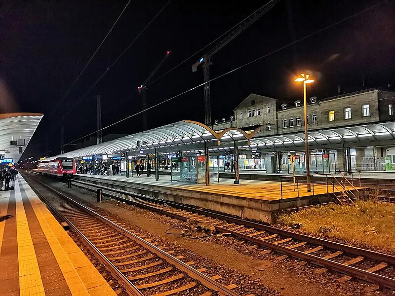 Rollstuhlfahrer strandet auf Bamberger Bahnsteig &ndash; Zugverkehr gestoppt