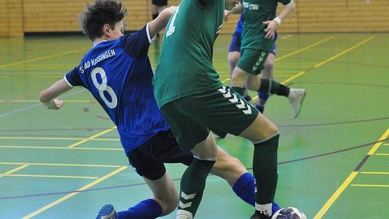 Zweikampf zwischen dem stark aufspielenden Daniel Reuß vom U 19-Hallenkreismeister TSV Großbardorf (grünes Trikot) und dem Bad Kissinger Fabian Bäßler. Zweikampf zwischen dem stark aufspielenden Daniel Reuß vom U 19-Hallenkreismeister TSV Großbardorf (grünes Trikot) und dem Bad Kissinger Fabian Bäßler.