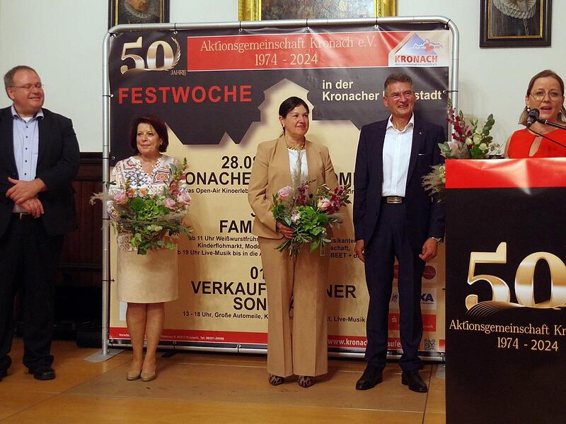 AG-Vorsitzende Michaela Weiß (rechts) dankte den Rednern (von links) Thorsten Becker (HBE), Gabriele Hohenner (IHK), Bürgermeisterin Angela Hofmann und Landrat Klaus Löffler.