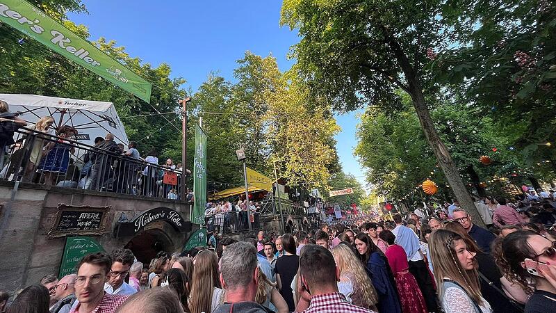 Rekordverdächtig viele Besucher: Tausende Menschen feierten dieses Jahr die Bergkirchweih in Erlangen. Rekordverdächtig viele Besucher: Tausende Menschen feierten dieses Jahr die Bergkirchweih in Erlangen.