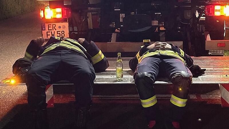 Feuerwehrleute aus Erlangen am Ende der Kr&auml;fte: dem langen Nachteinsatz wird Tribut gezollt &ndash; schlafen l&auml;sst sich fast &uuml;berall.