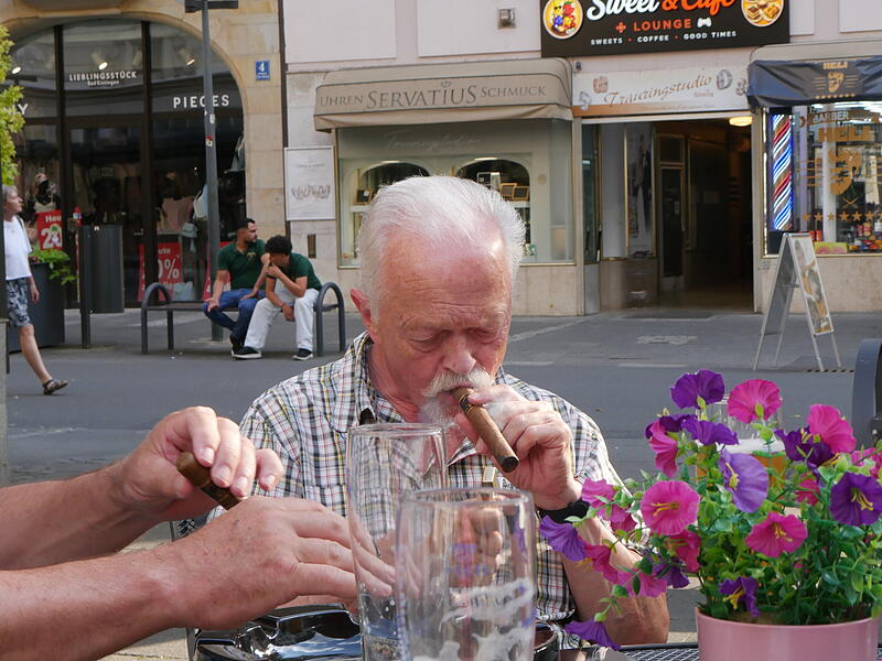 Peter DeisingerZigarrenstammtisch in Bad Kissingen Peter Deisinger ist pensionierter Soldat.