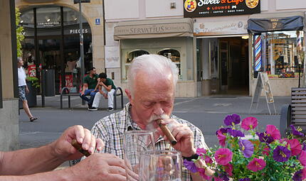 Peter DeisingerZigarrenstammtisch in Bad Kissingen Peter Deisinger ist pensionierter Soldat.