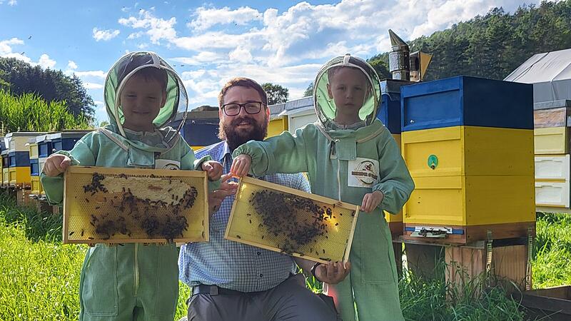Auch die beiden &auml;ltesten S&ouml;hne helfen bereits bei der Honigernte mit.