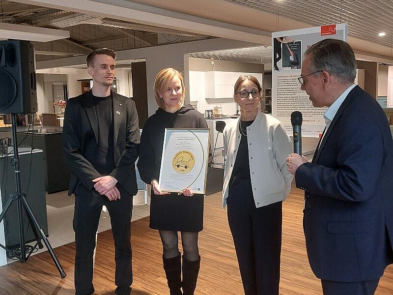 Katja Engelbrecht-Adler (Familienbeauftragte des Landkreises) und Landrat Alexander Tritthart (rechts) als Schirmherr übergaben in Herzogenaurach den Golden Kinderwagen an Geschäftsführerin Franziska Fischer (zweite von links). Katja Engelbrecht-Adler (Familienbeauftragte des Landkreises) und Landrat Alexander Tritthart (rechts) als Schirmherr übergaben in Herzogenaurach den Golden Kinderwagen an Geschäftsführerin Franziska Fischer (zweite von links).