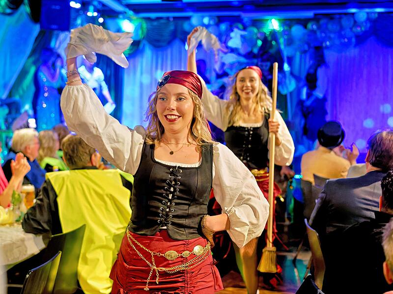 Die &bdquo;heiligen&ldquo; Stadtschnecken feierten die Zeit der Narren bei ihrer Prunksitzung.