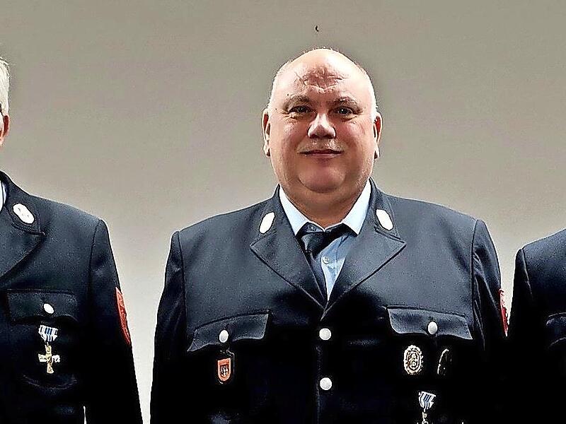 Bei der Freiwilligen Feuerwehr Stralsbach sind drei Kameraden verabschiedet worden: (von links) Udo Schlereth, Gruppenf&uuml;hrer und 40 Jahre Vorstandschaft, Bernd M&uuml;ller, 18 Jahre 1. Kommandant, und Wolfgang Karch, 24 Jahre 2. Vorsitzender.