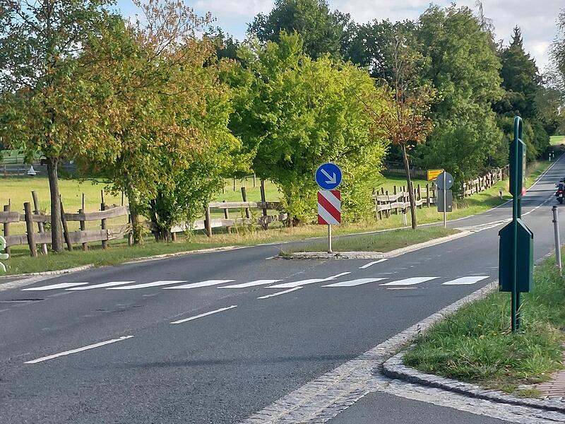 Auf die St 2240 zwischen Gremsdorf und Klebheim hat ein Unbekannter einen Zebrastreifen gemalt. Buchwald Auf die St 2240 zwischen Gremsdorf und Klebheim hat ein Unbekannter einen Zebrastreifen gemalt. Buchwald