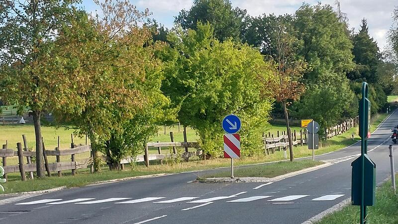 Auf die St 2240 zwischen Gremsdorf und Klebheim hat ein Unbekannter einen Zebrastreifen gemalt. Buchwald Auf die St 2240 zwischen Gremsdorf und Klebheim hat ein Unbekannter einen Zebrastreifen gemalt. Buchwald