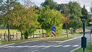 Auf die St&nbsp;2240 zwischen Gremsdorf und Klebheim hat ein Unbekannter einen Zebrastreifen gemalt. Buchwald
