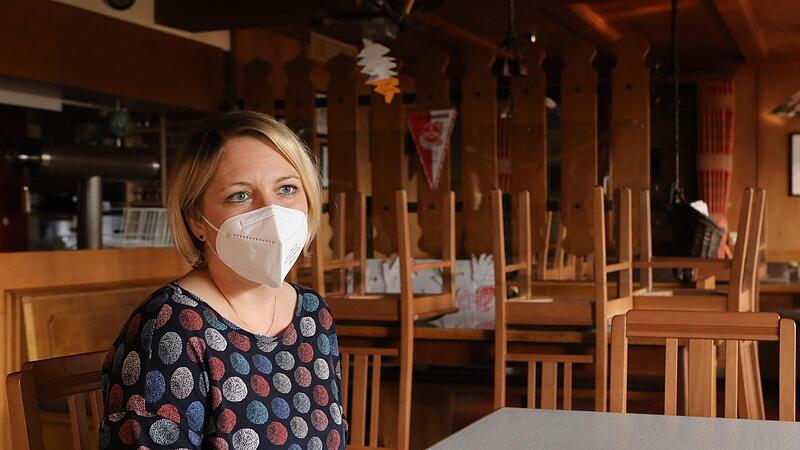 Martina Schneider sitzt alleine in ihrem Landgasthof.Forchheim & Fränkische Schweiz