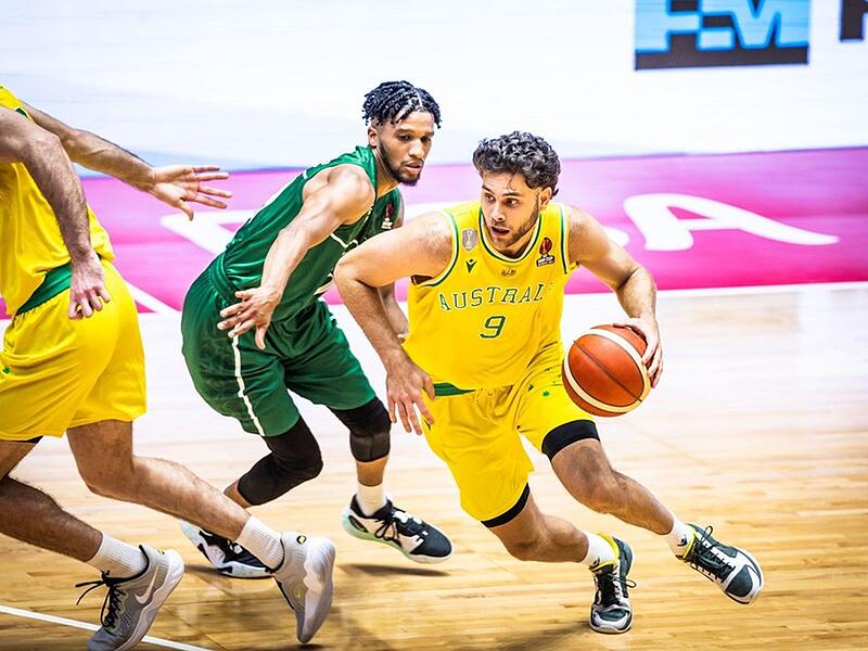 William McDowell-White (mit Ball) absolvierte für Brose Bamberg zwei Bundesliga- und zwei Euroleaguespiele sowie eine Partie in der Champions League. William McDowell-White (mit Ball) absolvierte für Brose Bamberg zwei Bundesliga- und zwei Euroleaguespiele sowie eine Partie in der Champions League.