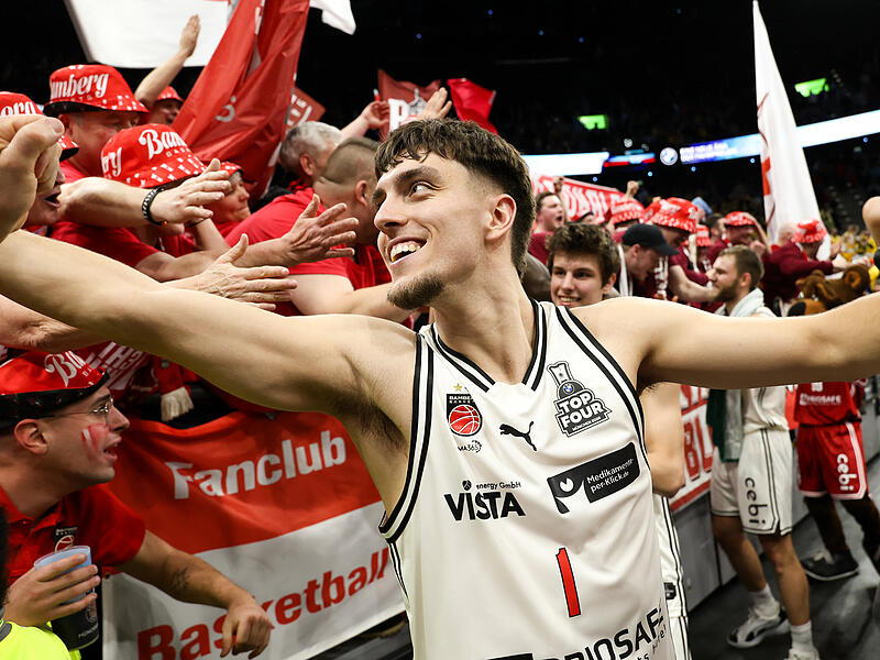 Zach Ensminger genie&szlig;t (hier nach dem Finaleinzug in M&uuml;nchen) das Bad in der Menge.