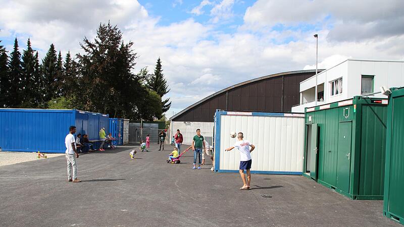 Wiederholen sich die Bilder von 2015? Damals wurde im Juli unter anderem auf dem Gelände vor der Tennishalle in Hemhofen ein Flüchtlingscamp provisorisch eingerichtet. Wiederholen sich die Bilder von 2015? Damals wurde im Juli unter anderem auf dem Gelände vor der Tennishalle in Hemhofen ein Flüchtlingscamp provisorisch eingerichtet.
