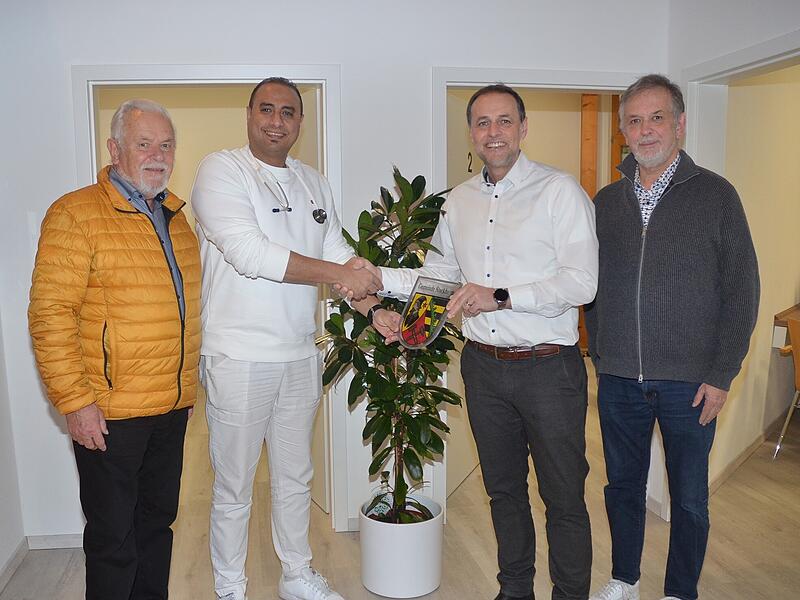 Mahmoud Ismail, Facharzt f&uuml;r Allgemeinmedizin  (Zweiter von links), er&ouml;ffnete seine neue Praxis in Stockheim. Mit ihm Bild B&uuml;rgermeister Daniel Wei&szlig;erth (Zweiter von rechts),  Rainer Kraus (links) und Oliver Kraus.