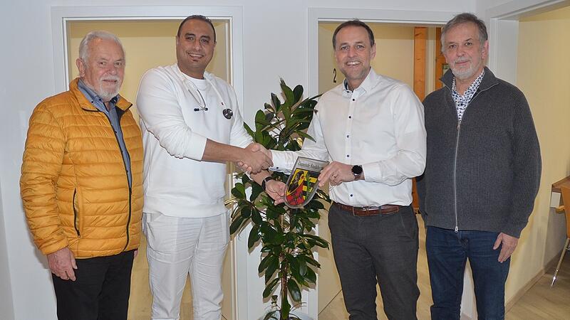 Stockheim neuer Facharzt für Allgemeinmedizin Mahmoud Ismail, Facharzt für Allgemeinmedizin (Zweiter von links), eröffnete seine neue Praxis in Stockheim. Mit ihm Bild Bürgermeister Daniel Weißerth (Zweiter von rechts), Rainer Kraus (links) und Oliver Kraus.